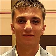 Profesor de matemáticas, ciencias e historia imparte clases a estudiantes de todas las edades